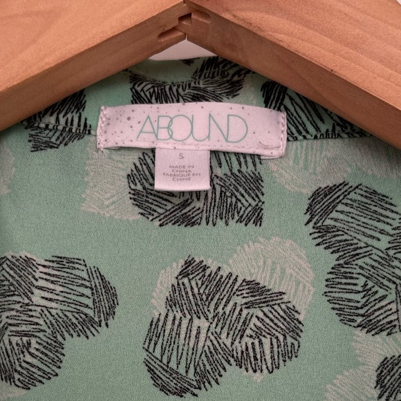 3/$30 ABOUND Cropped Boxy Short Sleeve Collared Shirt in Mint with Hearts 🖤 - Picture 3 of 6